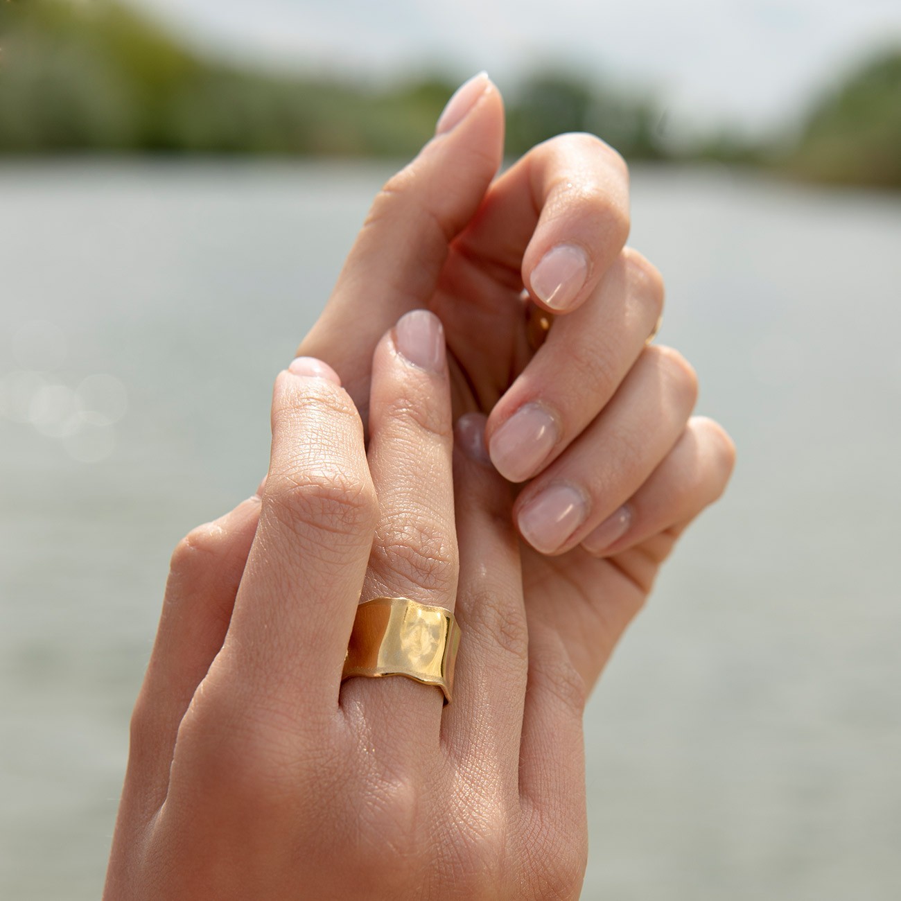 Złoty pierścionek z gniecionej blachy
