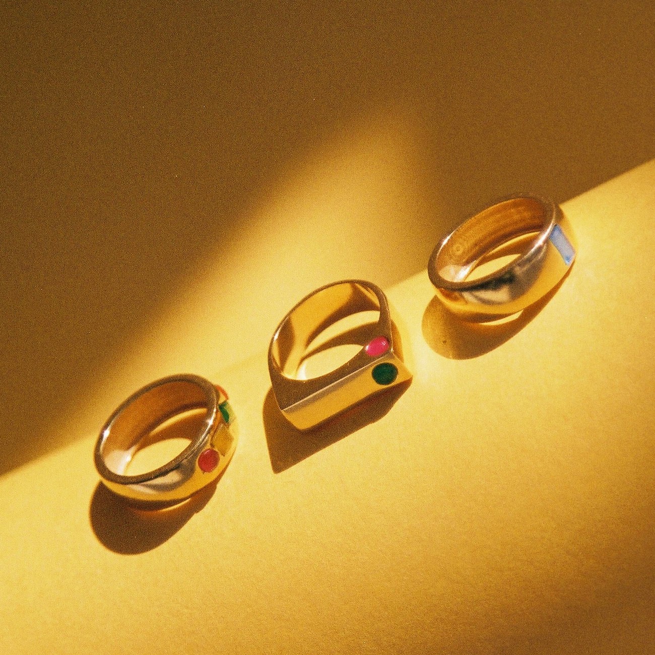 Geometryczny pierścionek prostokątny sygnet z kolorowymi kamieniami