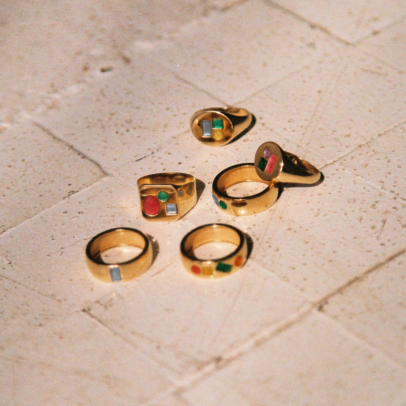 Kwadratowy pierścionek sygnet damski z kolorowymi kamieniami