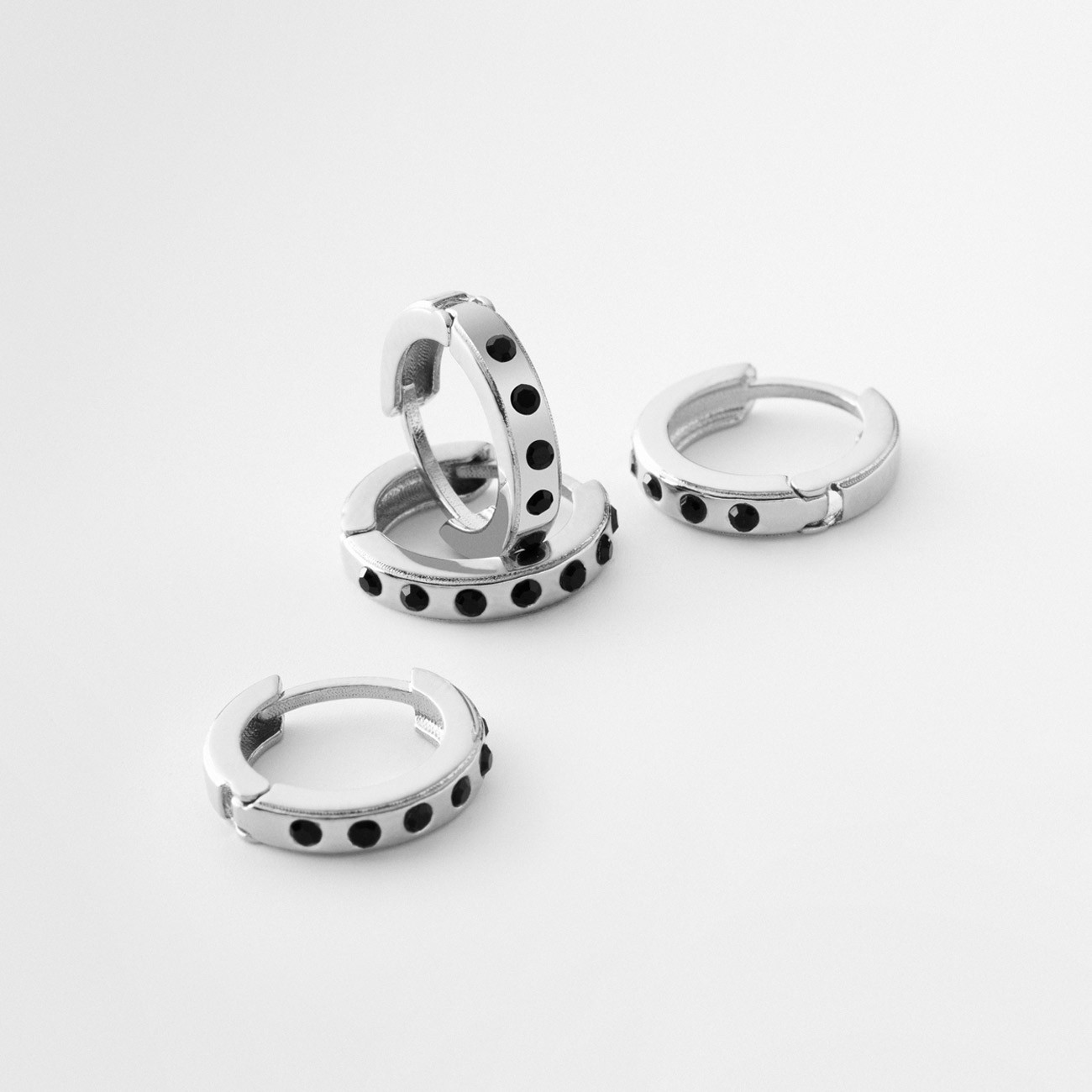 Kolczyki małe kółka z kryształami - bigle kajdanki