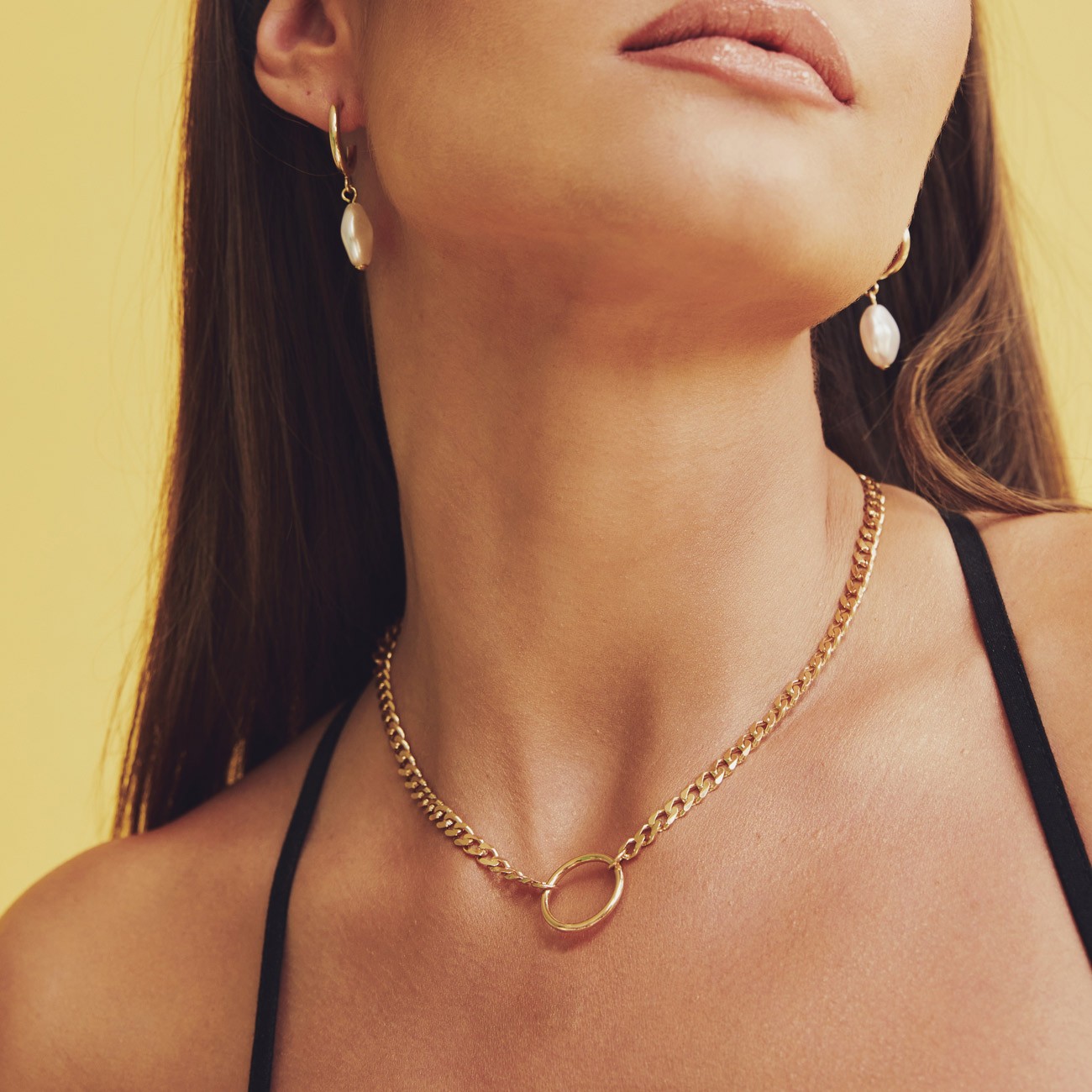 Choker necklace with a pearl pendant