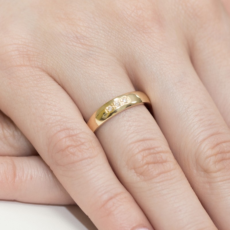 Złota obrączka pierścionek brylant