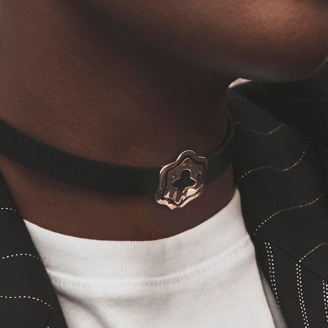 Halsband mit silberner Blume - schwarzes Harz, silber 925