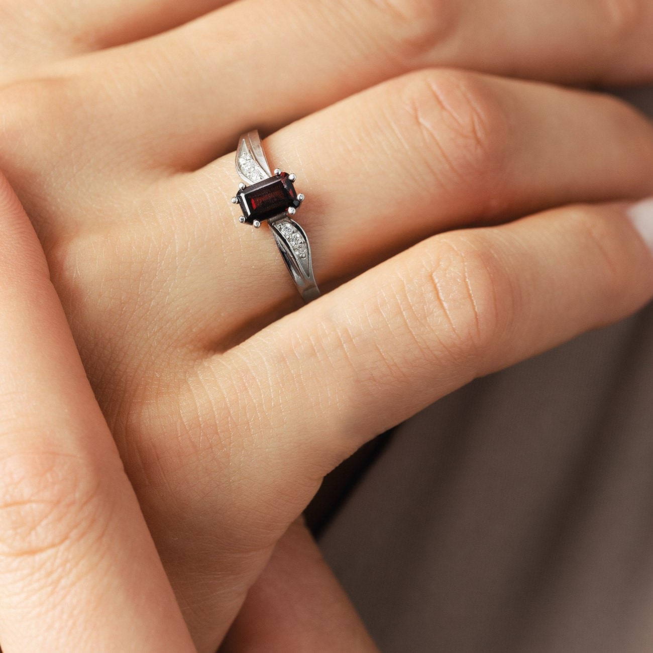 pierścionek zaręczynowy z czerwonym oczkiem