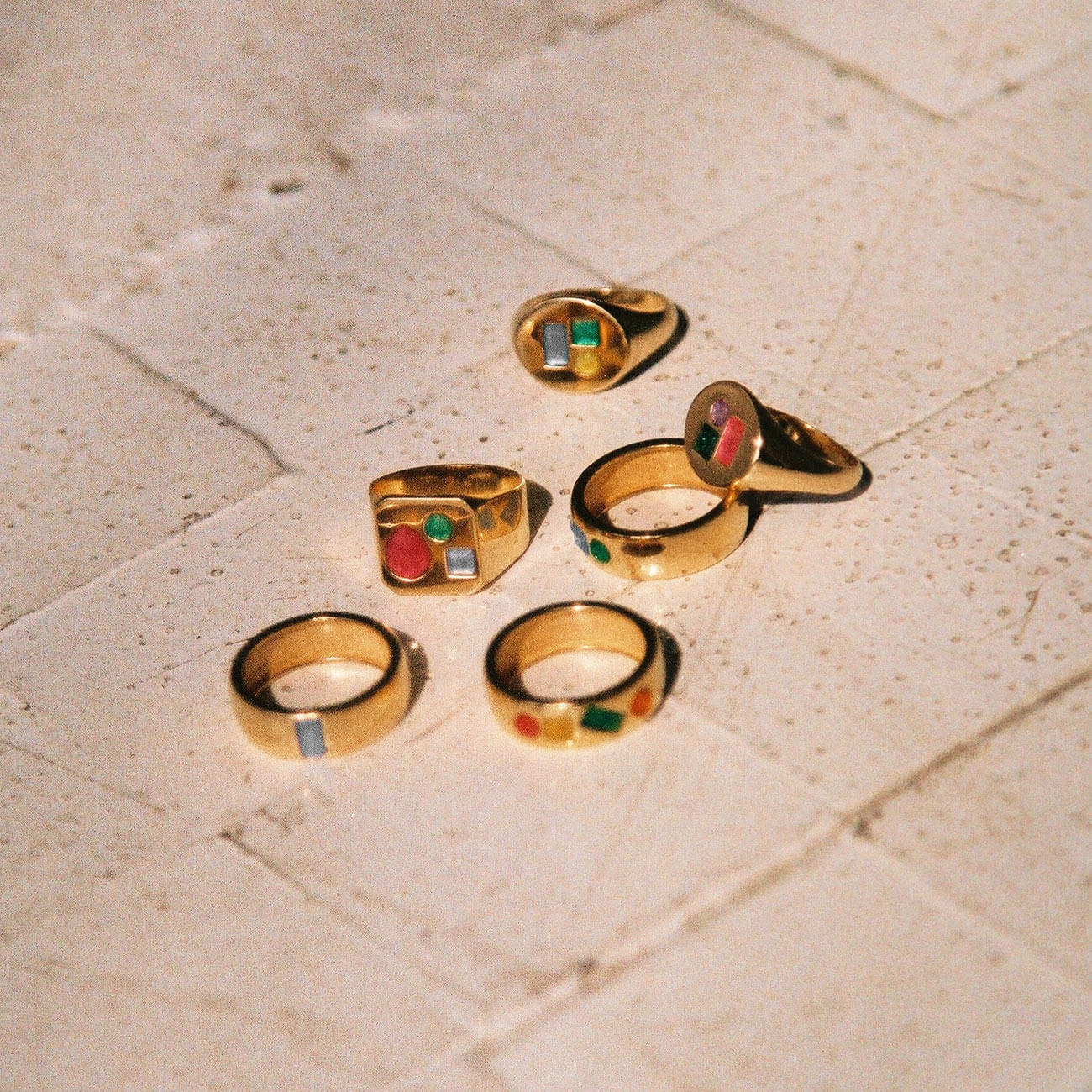grube pierścionki z kamieniami naturalnymi