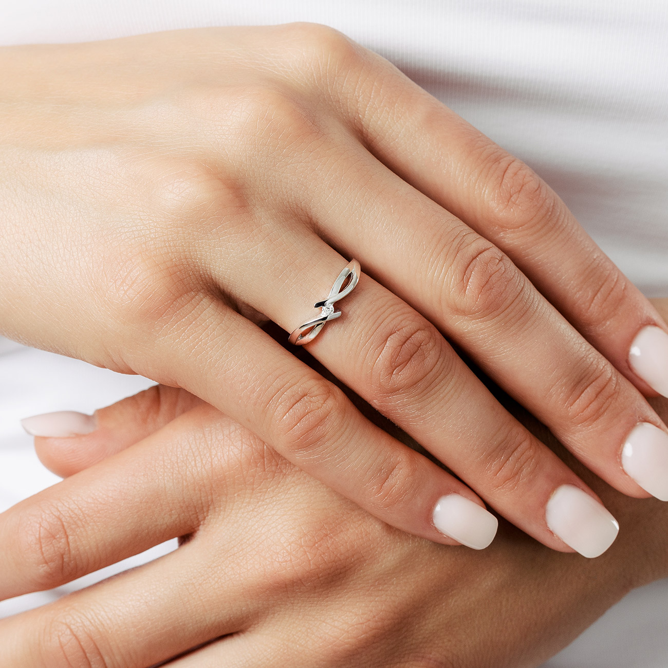 pierścionek zaręczynowy z białego złota