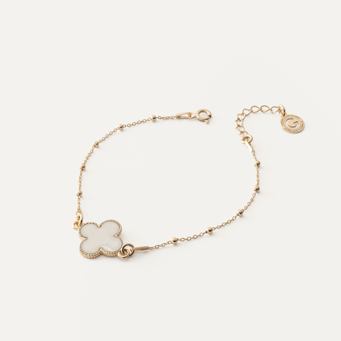 Armband mit Kleeblatt aus weißem Harz an einer Kugelkette, 925er Silber gelbvergoldet
