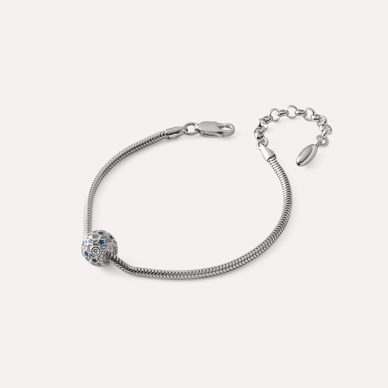 Bransoletka Slim z ażurową kulką z niebieskimi gwiazdkami typu beads, srebro 925 pokryte platyną