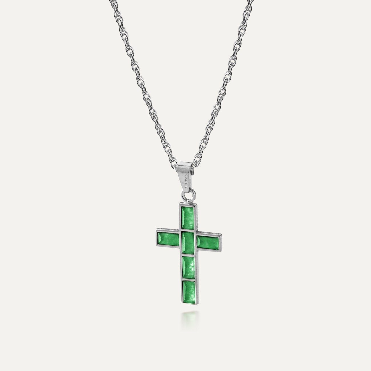 Silberkette mit einem kreuz aus grünem Jadeit platiniert