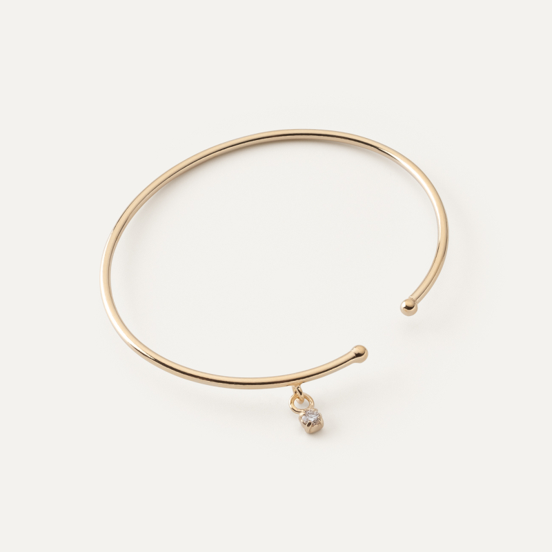 Delikatna sztywna bransoletka z podwieszaną z cyrkonią w złotym pokryciu