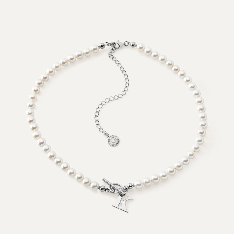 Delikatny choker z perłami i literą, srebro 925