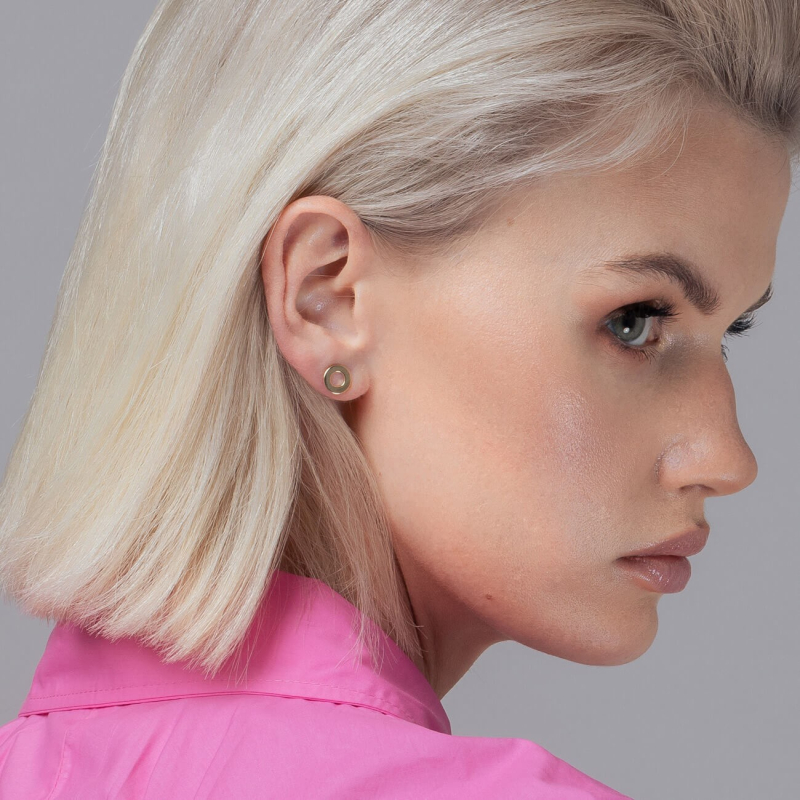 Silver round post earrings with engravaving gold plated                                    