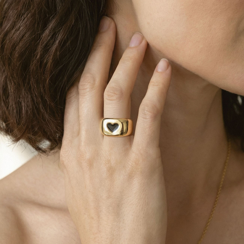 Damski sygnet z czarną żywicą, srebro 925 w pokryciu platyną                                    