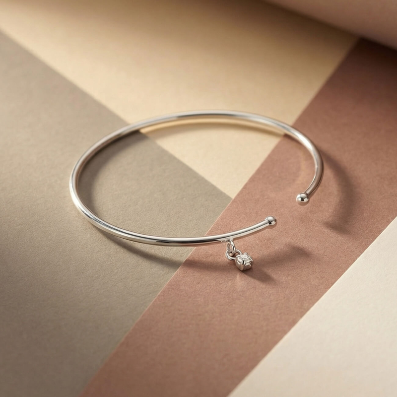 Delikatna sztywna bransoletka z podwieszaną z cyrkonią w pokryciu platyną                                    