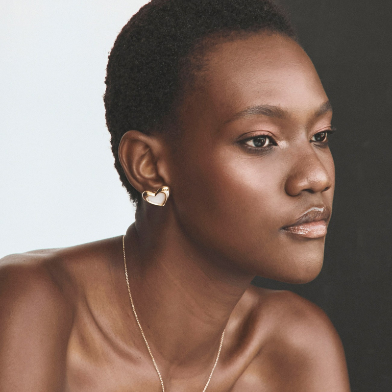 Kolczyki asymetryczne serca z białą żywicą, srebro 925 w pokryciu platyną                                    