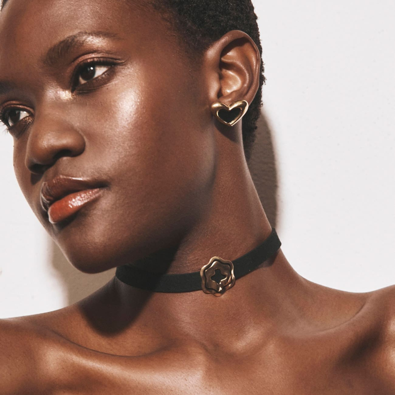 Kolczyki asymetryczne serca z czarną żywicą, srebro 925 w pokryciu platyną                                    