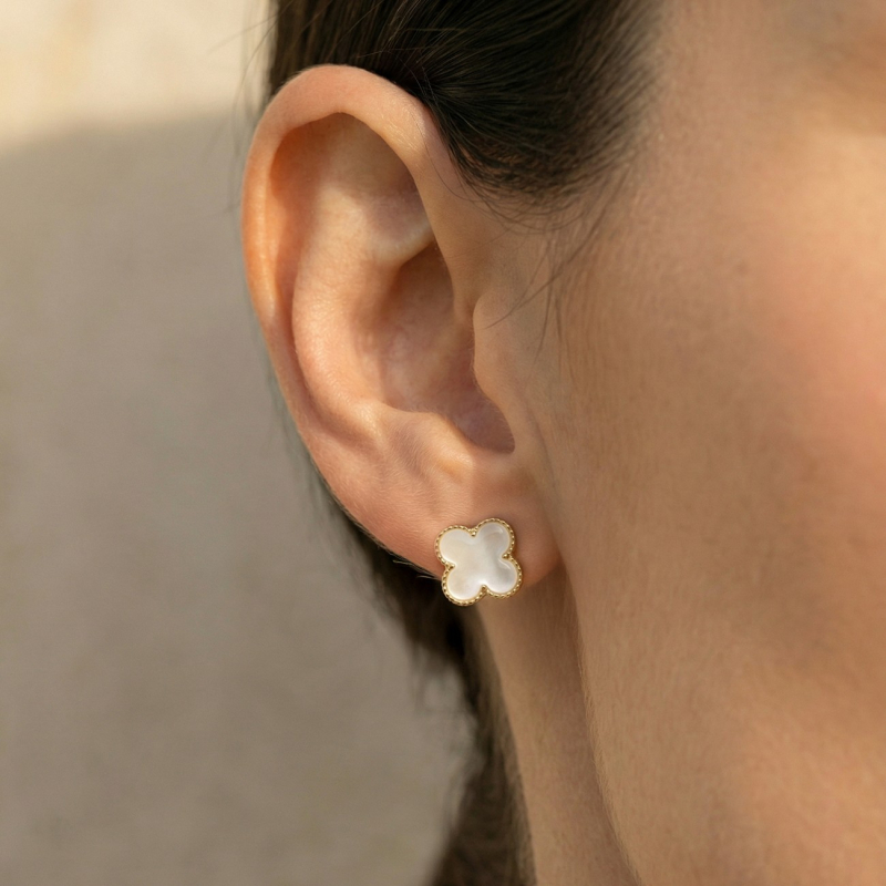 Ohrstecker mit Kleeblatt aus weißem Harz, 925er Silber gelbvergoldet                                    