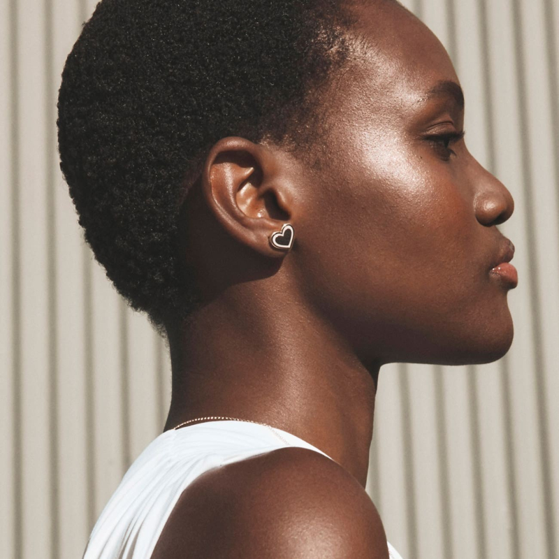 Kolczyki serca z białą żywicą, srebro 925 w pokryciu platyną                                    