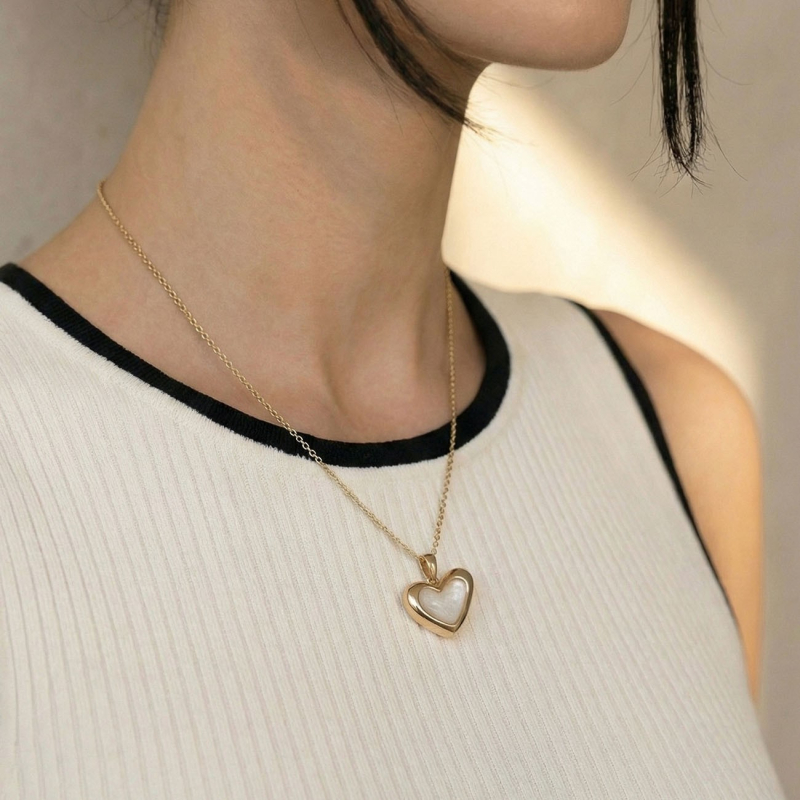 Naszyjnik asymetryczne serce z białą żywicą, srebro 925 w złotym pokryciu                                     