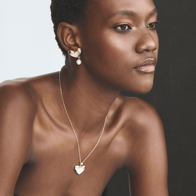 Naszyjnik asymetryczne serce z białą żywicą, srebro 925 w pokryciu platyną                                    