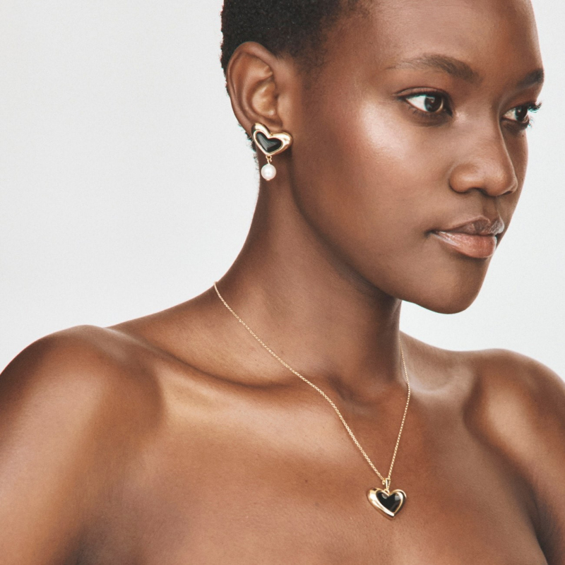 Naszyjnik asymetryczne serce z czarną żywicą, srebro 925 w pokryciu platyną                                    