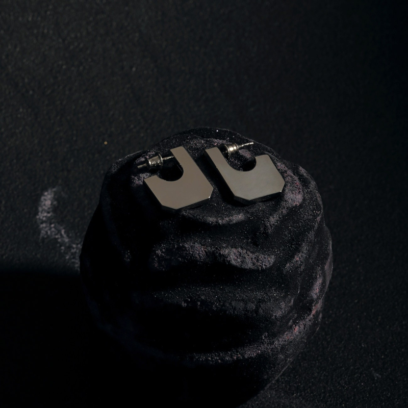 Płaskie kolczyki geometryczne w złotym pokryciu                                    