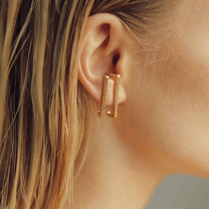 Prostokątne kolczyki z fakturą - XENIA x GIORRE, srebro 925 w pokryciu platyną                                    