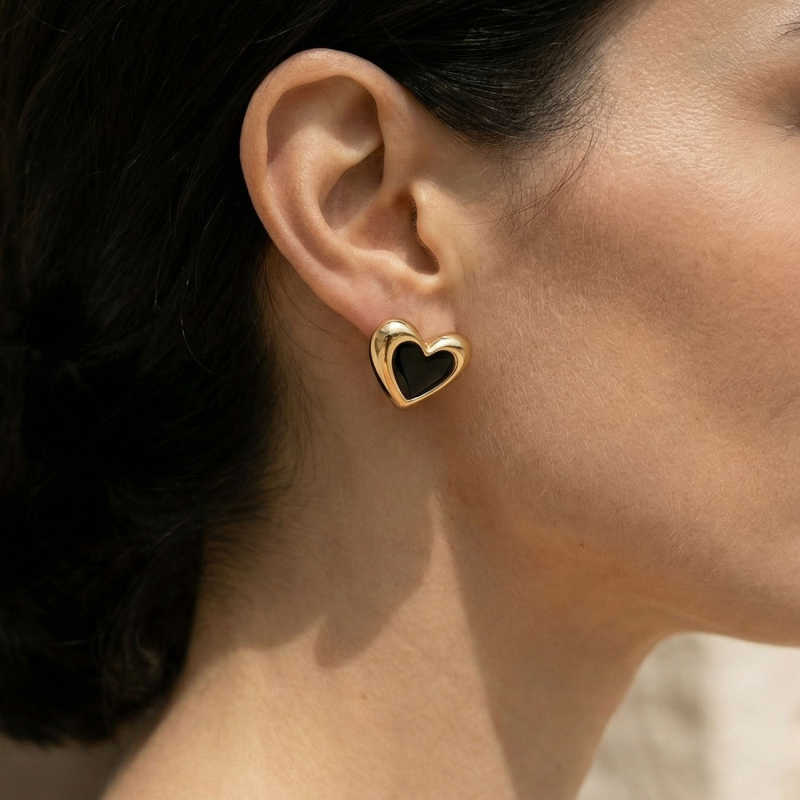 Kolczyki asymetryczne serca z czarną żywicą, srebro 925 w złotym pokryciu                                    