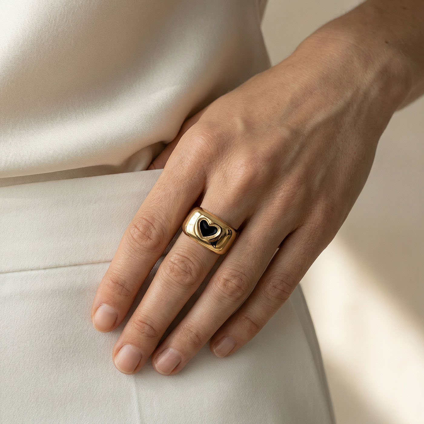 duży srebrny pierścionek z gniecioną blachą