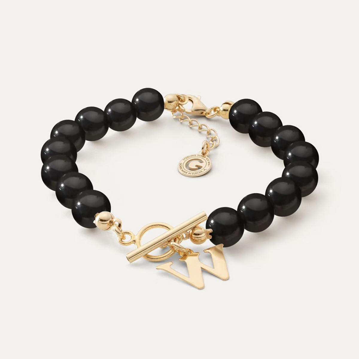 Schwarze Perlen mit Buchstaben